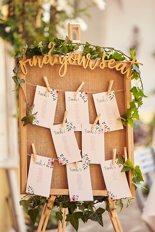 Christina und Dominik Find your seat