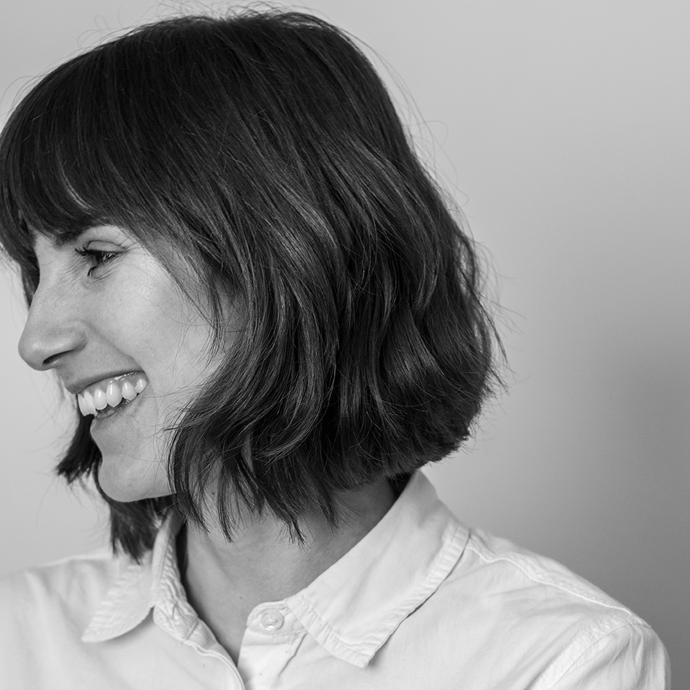 diegrafin_Portrait_23-quadrat diegraf:in Verena Tkauz Portrait lachend schwarz weiss quadratisch